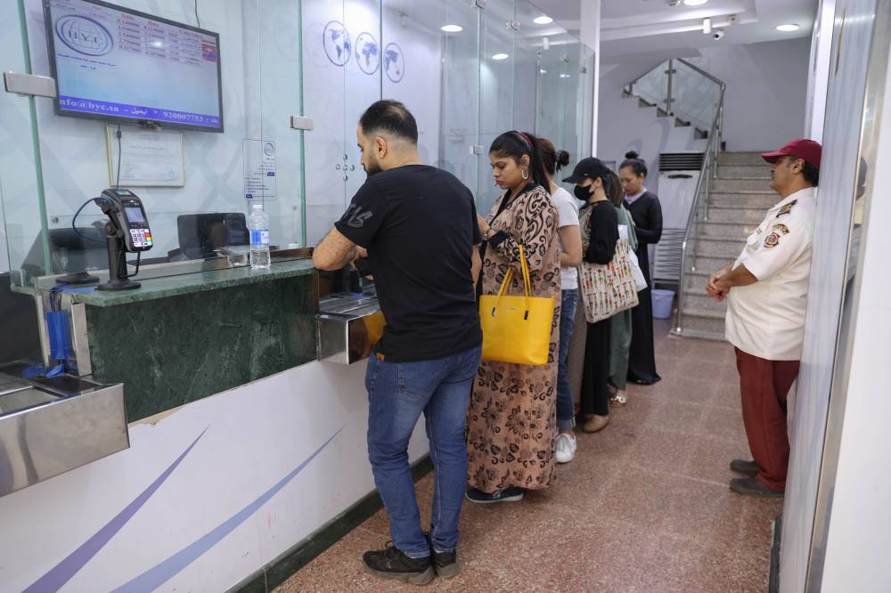 ثورة الصرافين .. من الفوضى النقدية إلى توظيف التقنية