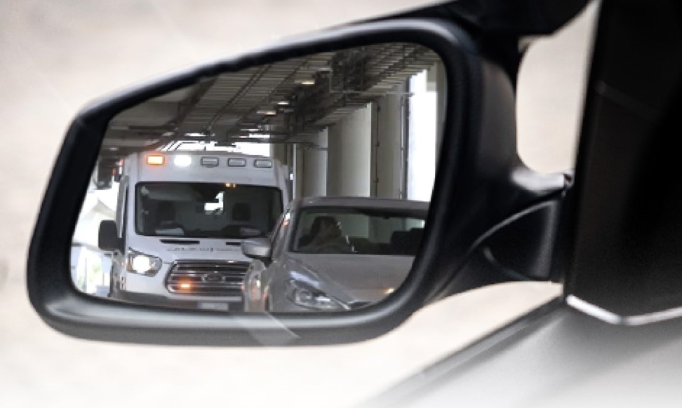 بدءا من اليوم .. رصد مخالفات عدم إفساح الطريق لسيارات الإسعاف آليا