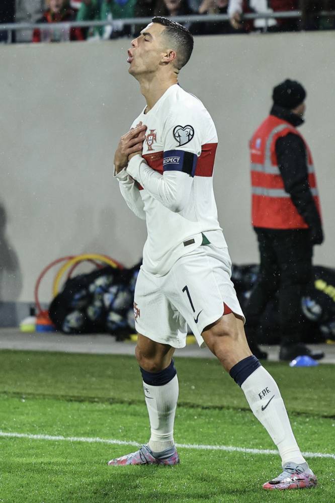 فيما قاد البرتغالي كريستيانو رونالدو، منتخب بلاده لتحقيق الفوز على لوكسمبرج 6 /0 ضمن التصفيات المؤهلة إلى يورو 2024، عزز أرقامه القياسية بعدما رفع رصيده من الأهداف إلى 122 هدفا، خلال 198 مباراة دولية. «رويترز»