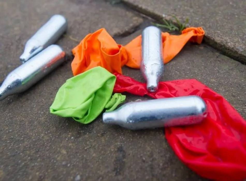 غاز الضحك .. مادة تسهم في السلوك المعادي للمجتمع