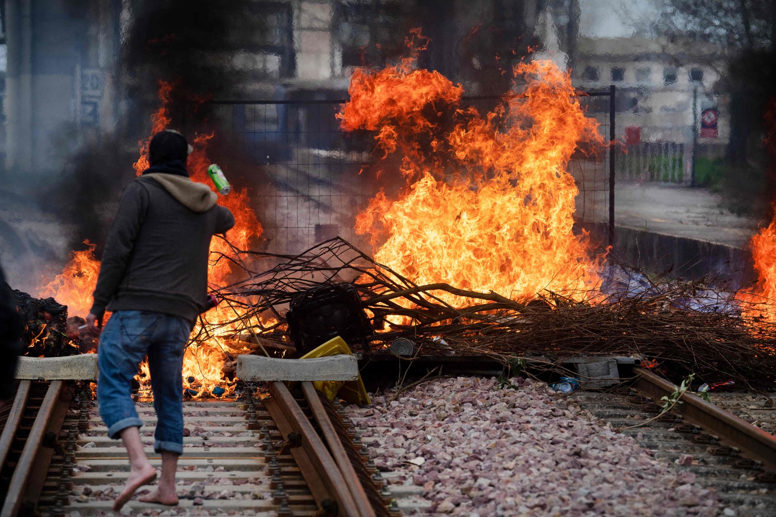 يوم عاشر من الاحتجاجات في فرنسا وسط ازدياد الصدامات العنيفة