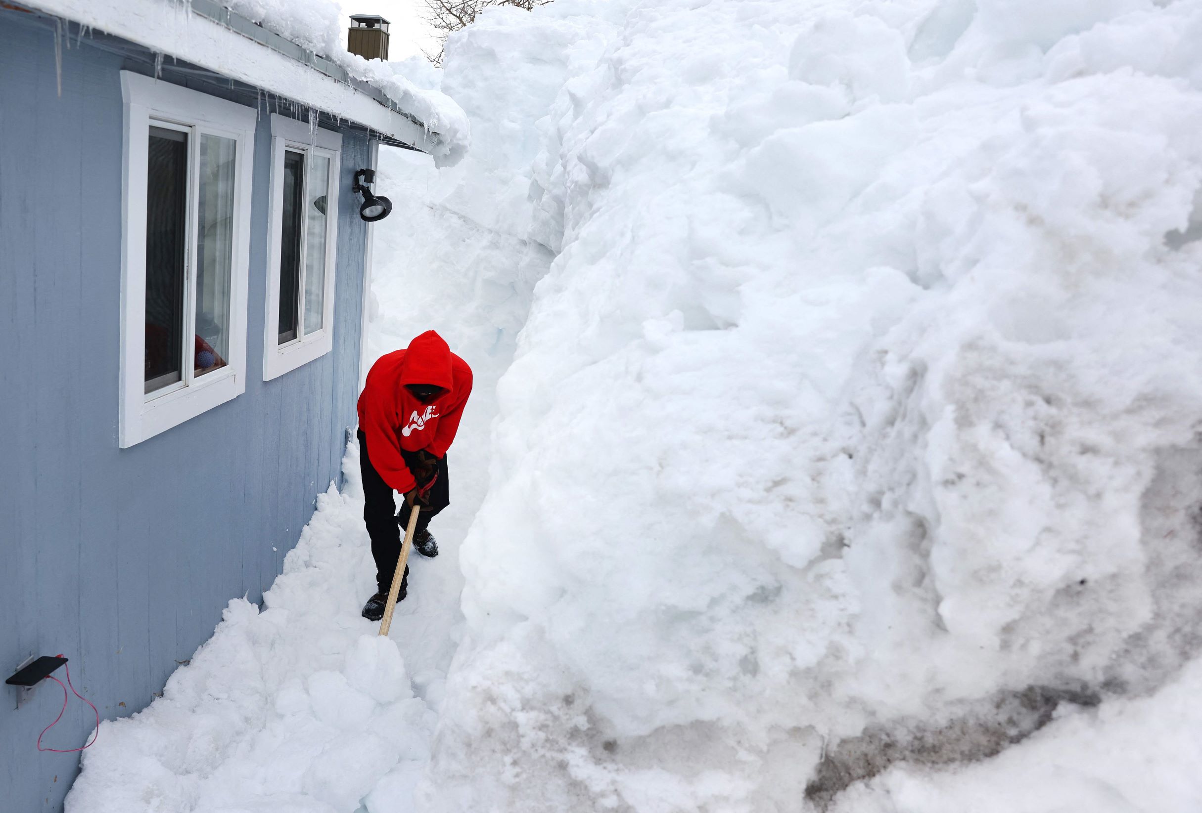 بعد سنوات من الجفاف .. كثافة قياسية للثلوج في كاليفورنيا