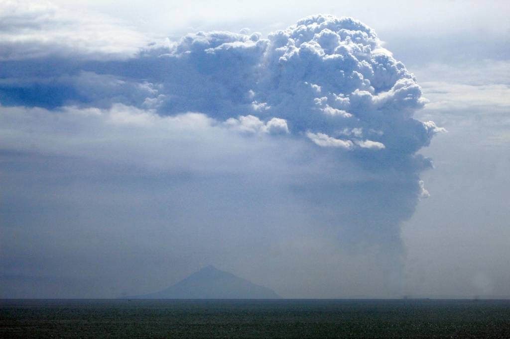 بركان «أناك كراكاتو» ينفث سحبا ضخمة من الرماد