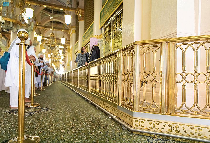 تدشين الحاجز النحاسي المذهب المحيط بالمقصورة الشريفة في المسجد النبوي