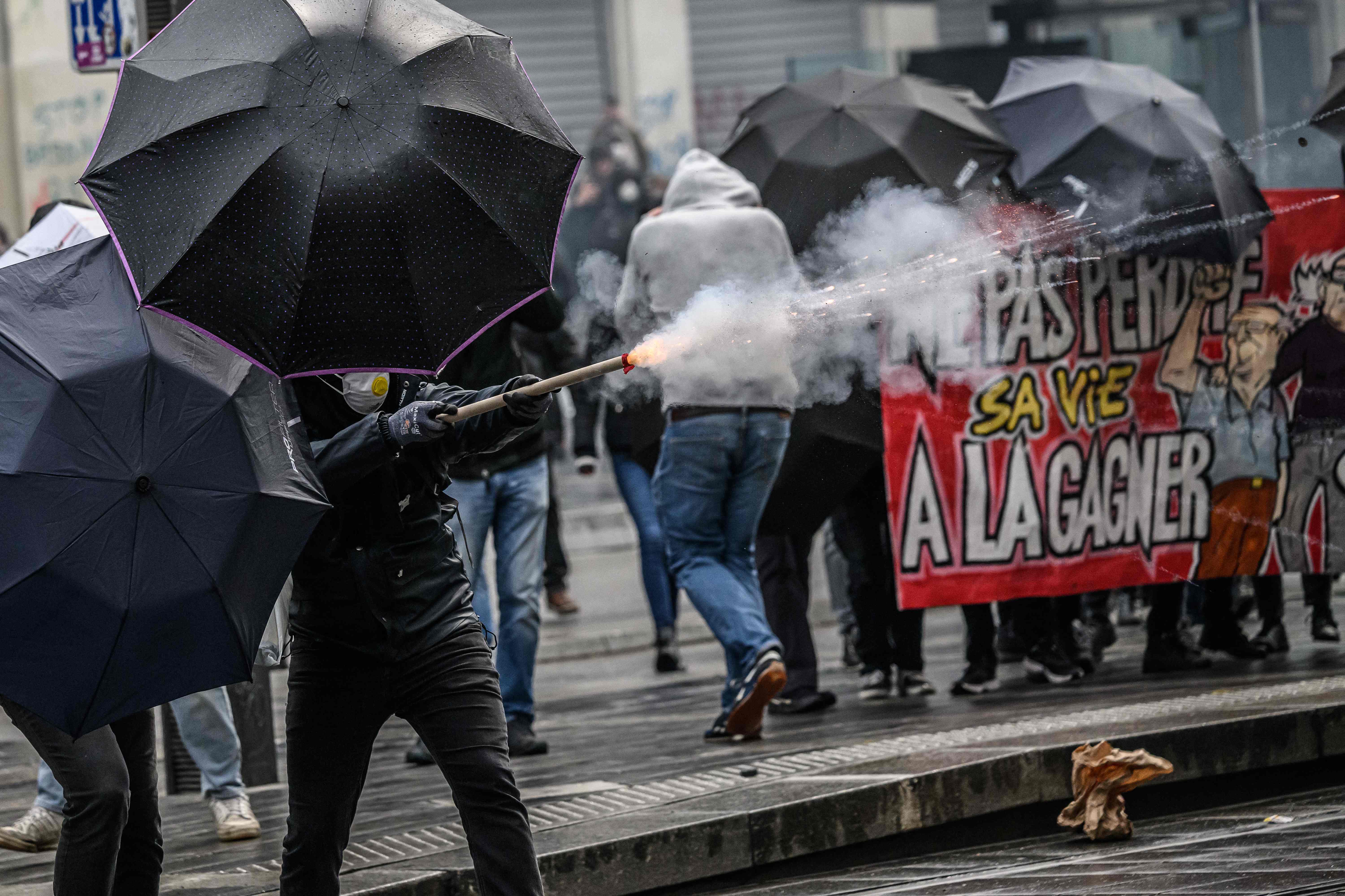 تجدد الاحتجاجات في فرنسا وسط تصاعد الغضب بشأن قانون التقاعد