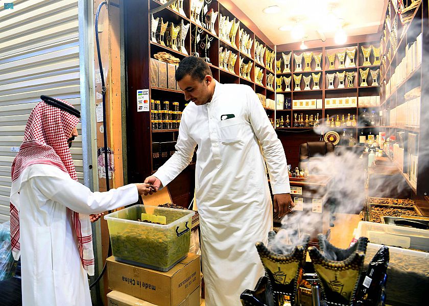 رمضان يرفع مبيعات العود والبخور في الرياض