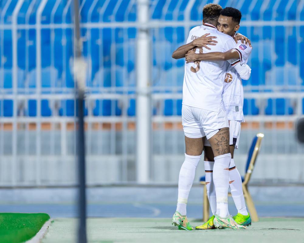 الحربي يهنأ بوبندزا بعد هدفه. مركز الشباب الإعلامي