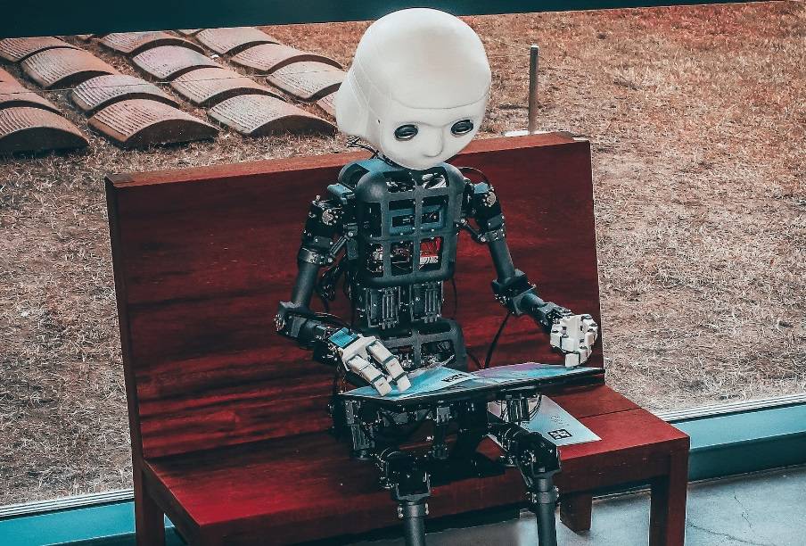 الجانب السلبي في الذكاء الاصطناعي التوليدي هو أن البشرية في مرحلة ما ستفقد السيطرة على التكنولوجيا التي تطورها.