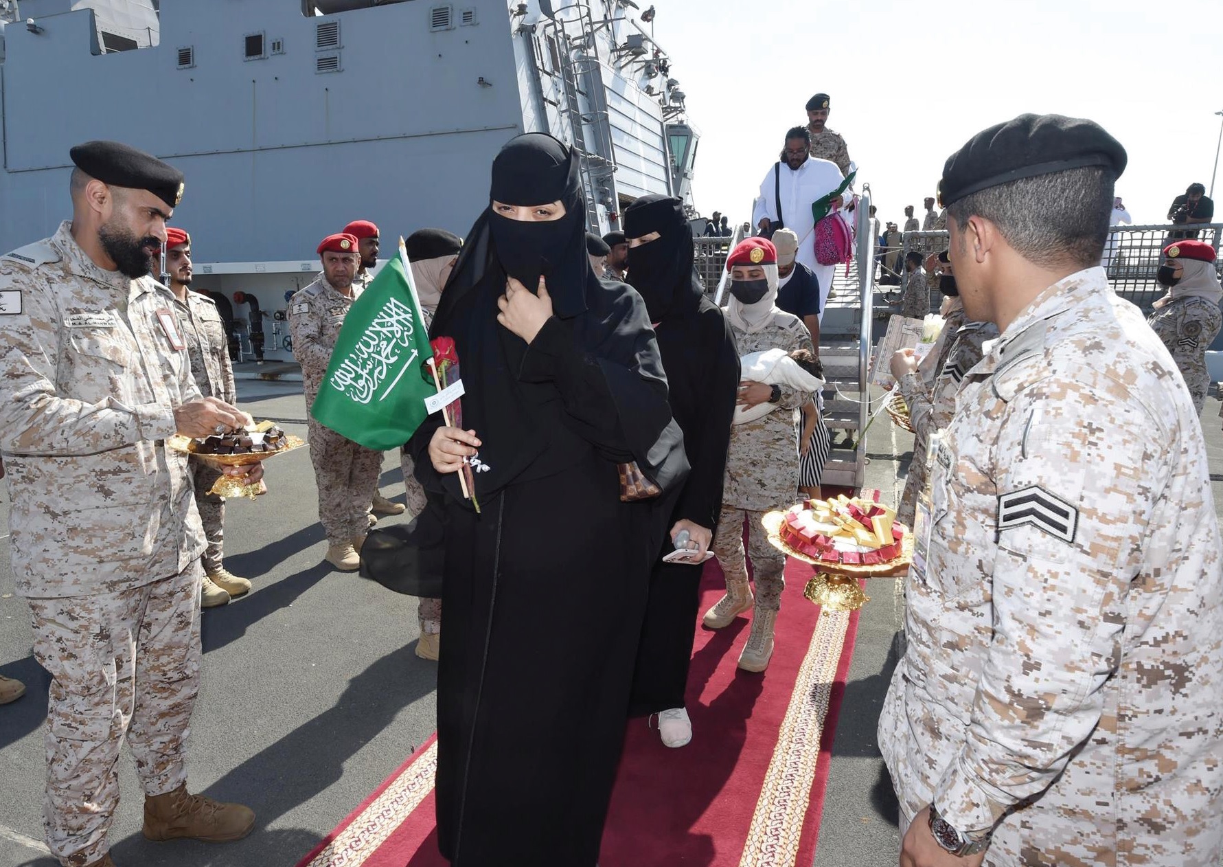 جانب من استقبال المواطنين ورعايا الدول الشقيقة والصديقة الذين تم إجلاؤهم من السودان في قاعدة الملك فيصل البحرية في جدة