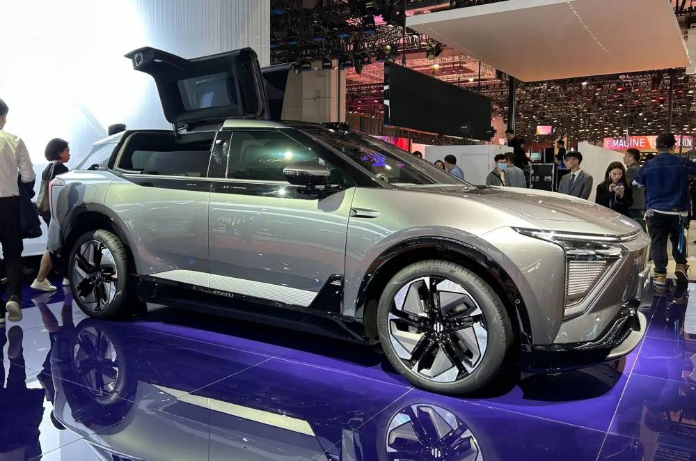 بعد غياب دام ثلاث سنوات بسبب كوفيد 19 عاد معرض شنغهاي للسيارات هذا العام ومعه عدد من المفاجآت لصناعة السيارات العالمية.