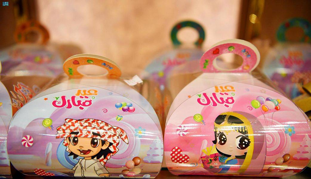 تتنافس المتاجر في تقديم الخصومات على توزيعات العيد."واس"