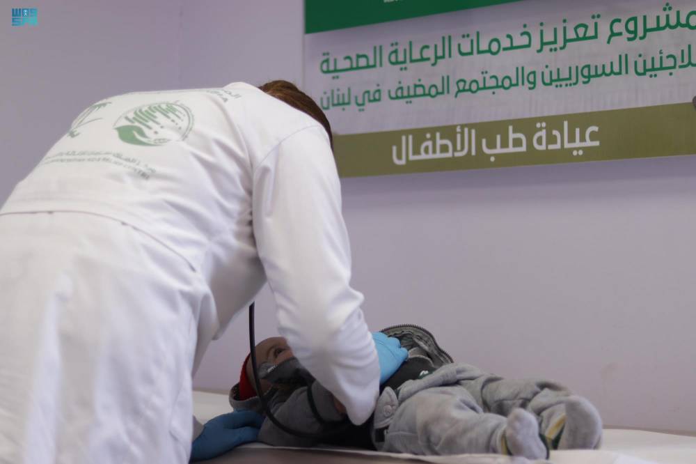 رضيع يتلقى الرعاية الطبية في بلدة عرسال اللبنانية. "واس"