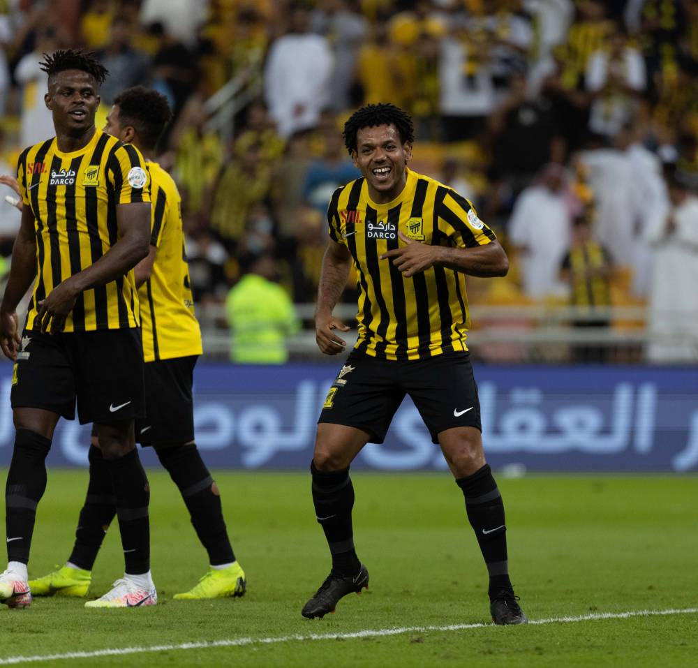 رومارينهو محتفلا بهدفه. تصوير: محمد المانع ـ "الاقتصادية"