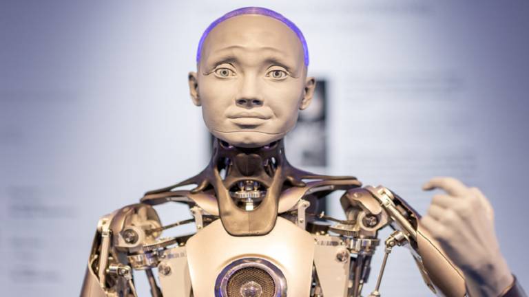 تعابير وجه الروبوت تتوافق مع معنى الكلام.