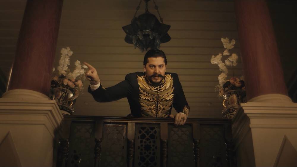 الفنان أنس طيارة بدور نورس الباشا، أهم إقطاعيي نهر العاصي.