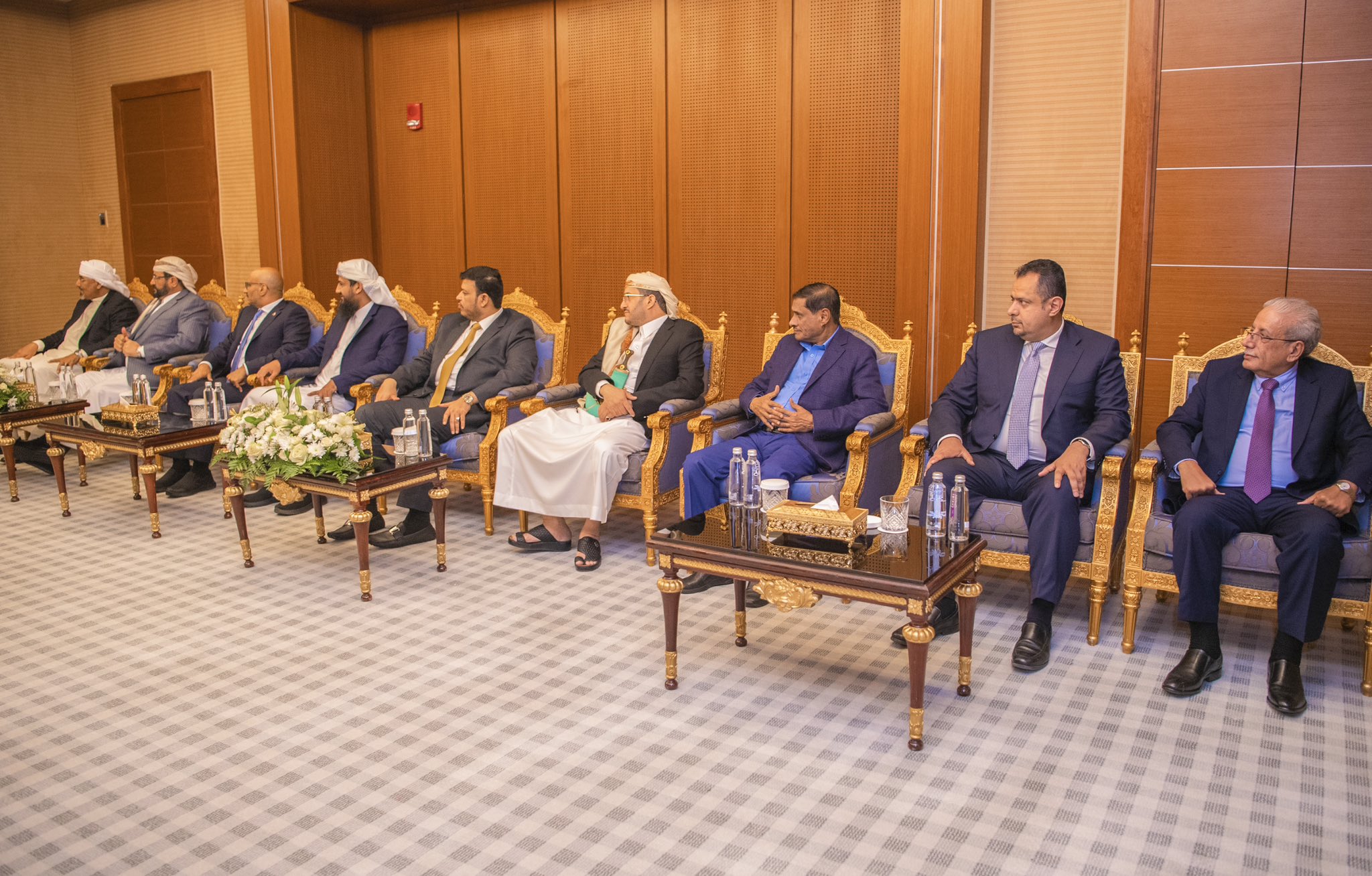 رئيس مجلس القيادة الرئاسي اليمني يبحث مستجدات الأوضاع مع وزير الدفاع