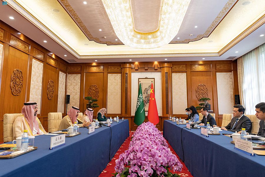 وزير الخارجية يبحث علاقات الصداقة المتينة مع نظيره الصيني