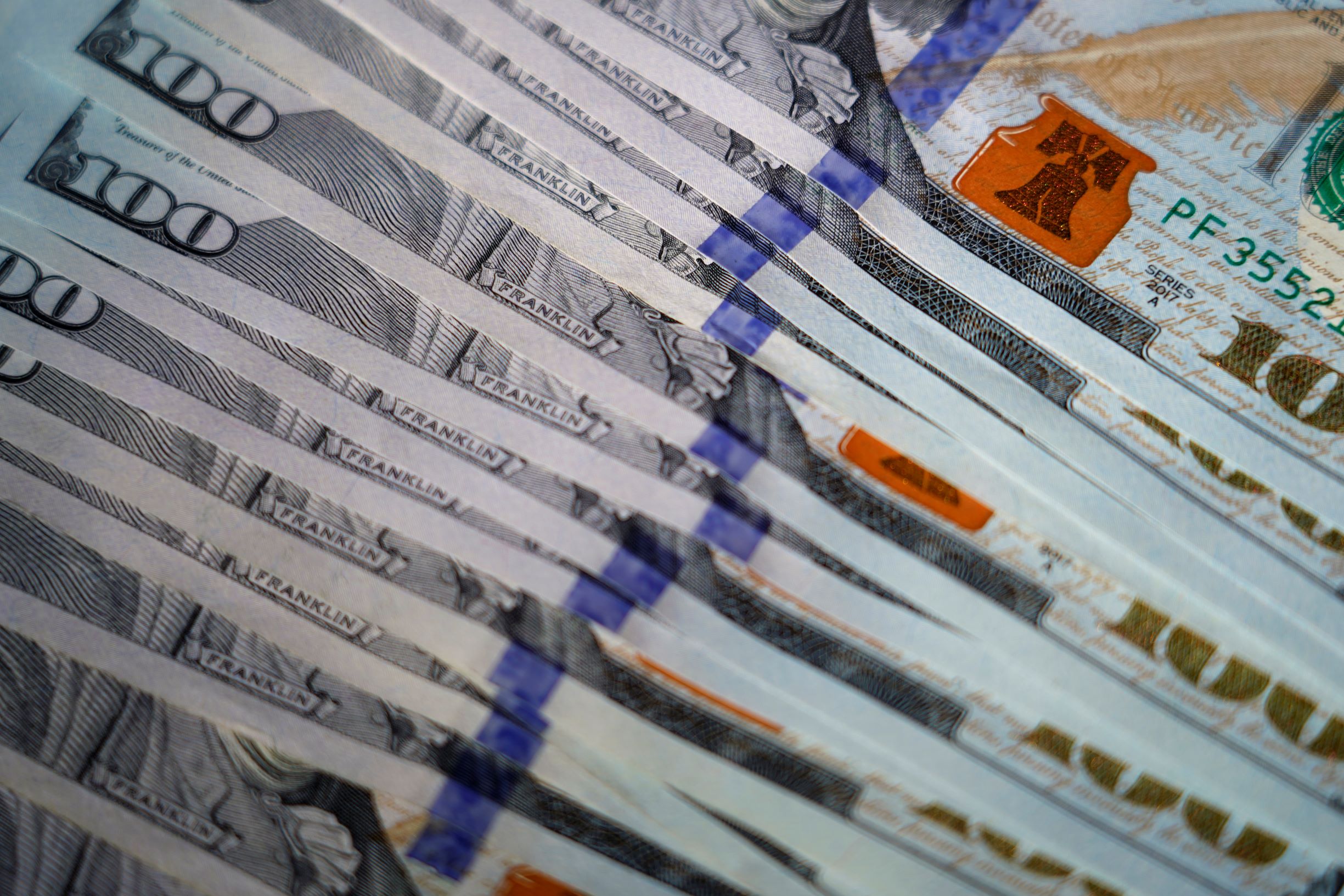 الدولار يتراجع قبيل إعلان بيانات وظائف القطاع غير الزراعي