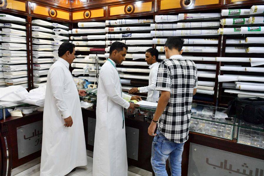 74.2 % من موظفي قطاع تجارة الجملة والتجزئة وإصلاح المركبات «أجانب»