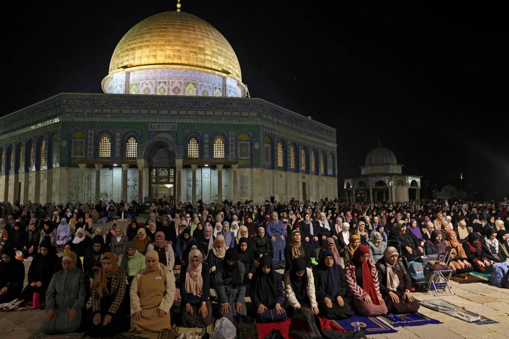 مصلون يؤدون التراويح خارج مسجد قبة الصخرة، القدس."الفرنسية"