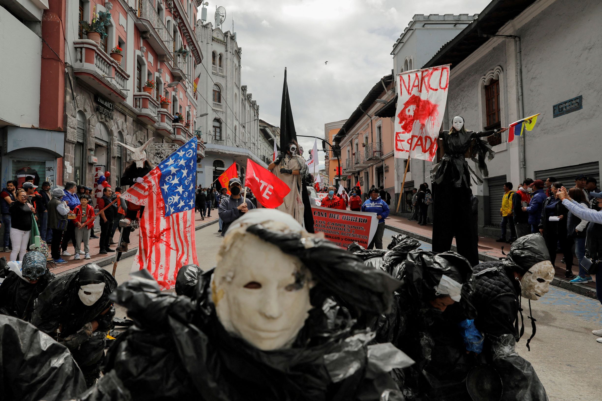 صدامات بين الشرطة ومتظاهرين في احتجاجات يوم العمال ضد نظام التقاعد
