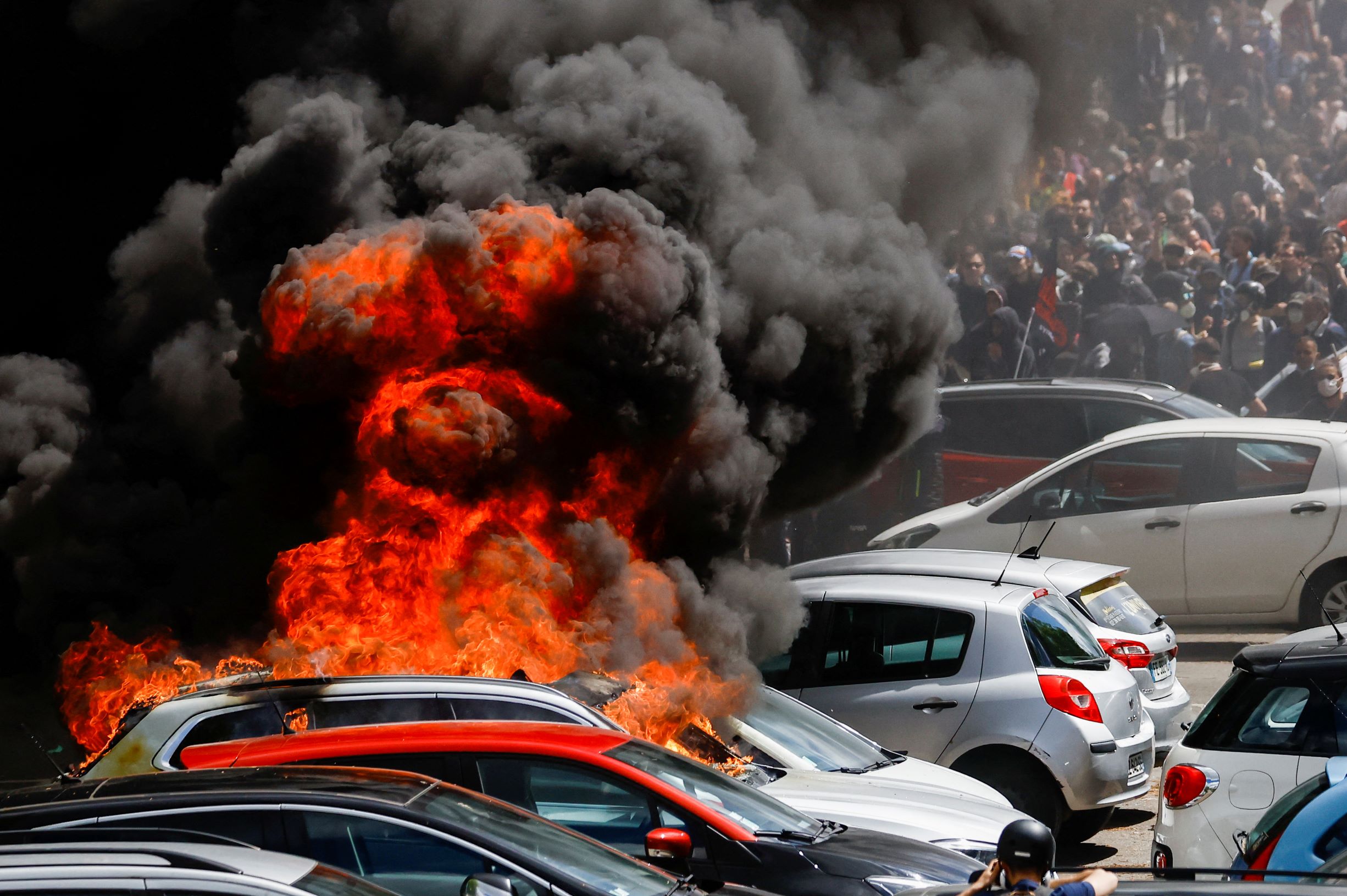 صدامات بين الشرطة ومتظاهرين في احتجاجات يوم العمال ضد نظام التقاعد
