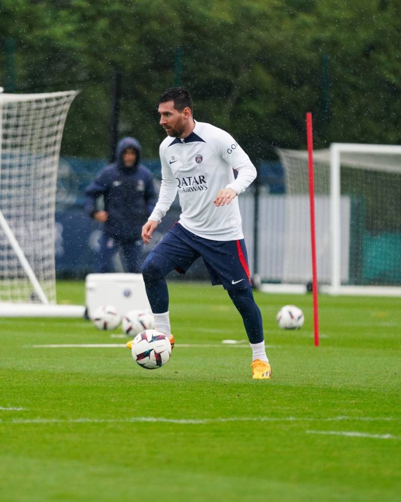 ميسي في تدريب باريس سان جرمان أمس.