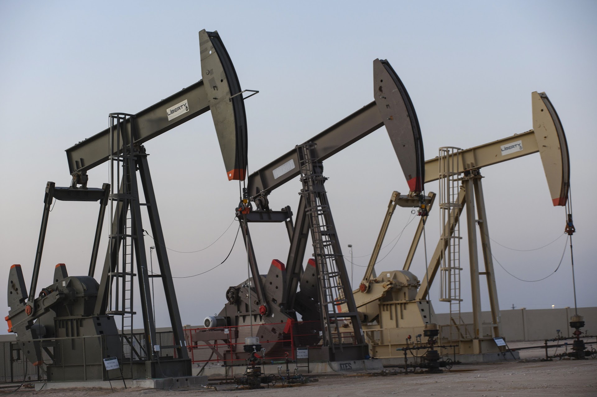النفط يغلق منخفضا 2% بفعل بيانات اقتصادية أمريكية