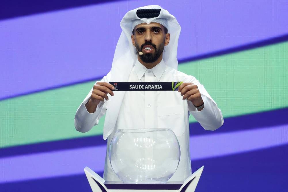 الهيدوس يسحب اسم السعودية خلال قرعة كأس آسيا أمس في الدوحة. "الفرنسية"