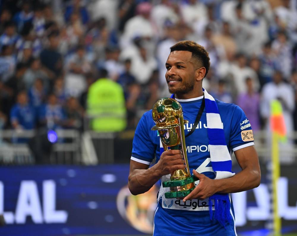 البليهي يحمل كأس الملك بعد التتويج.