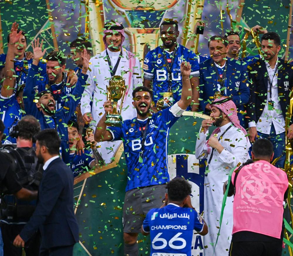 المعيوف قائد الهلال يرفع كأس الملك بعد التتويج. تصوير: علي خمج ـ "الاقتصادية"