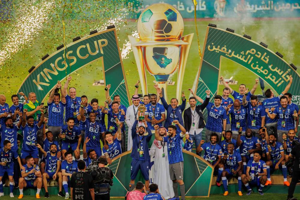 لاعبو الهلال لحظة تتويجهم بكأس الملك.