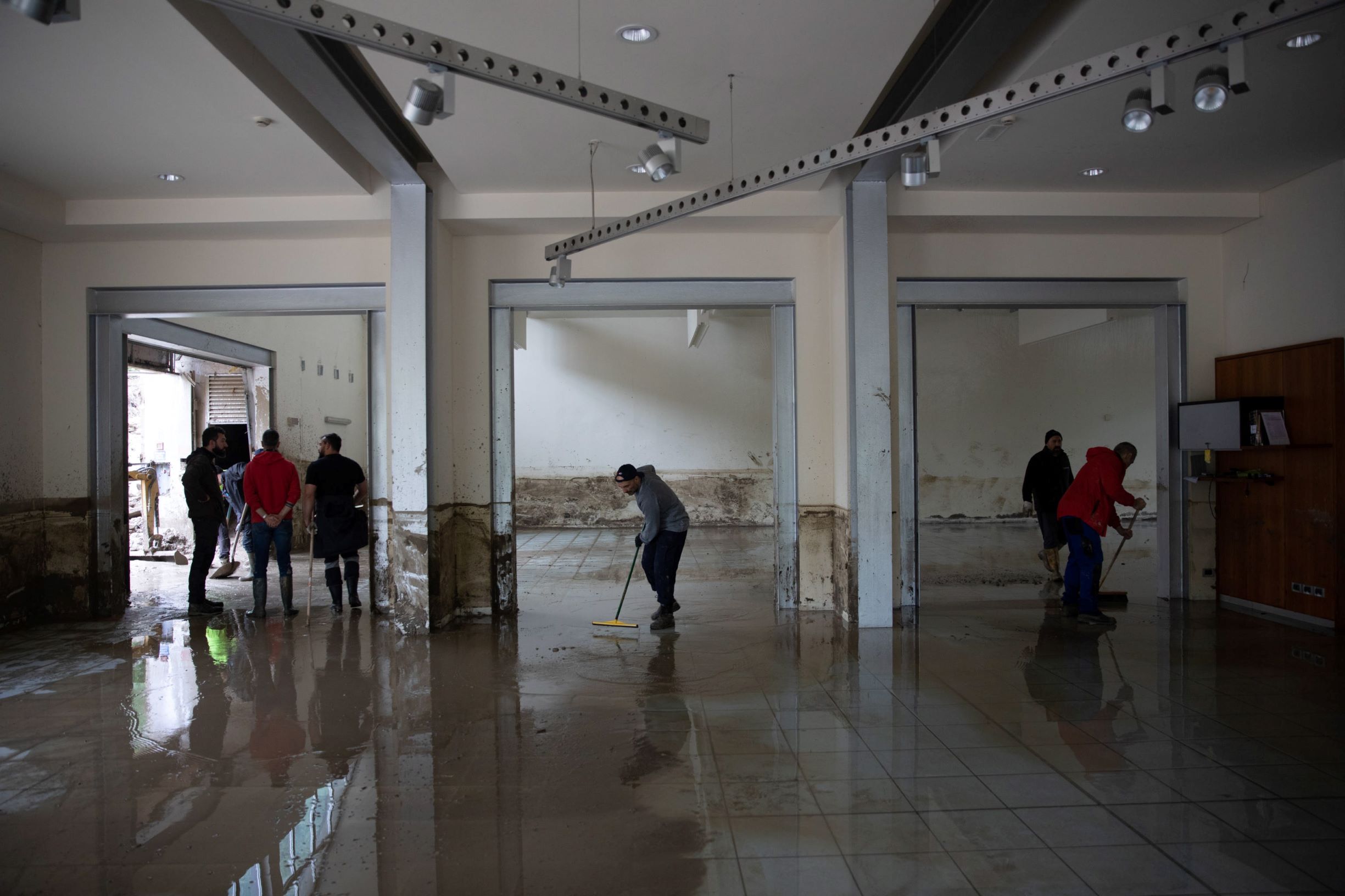 الفيضانات تجبر 36 ألف إيطالي على مغادرة منازلهم