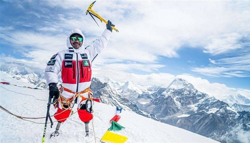 يعد أول شخص مبتور الساقين ينجح في تسلق جبل إيفرست.