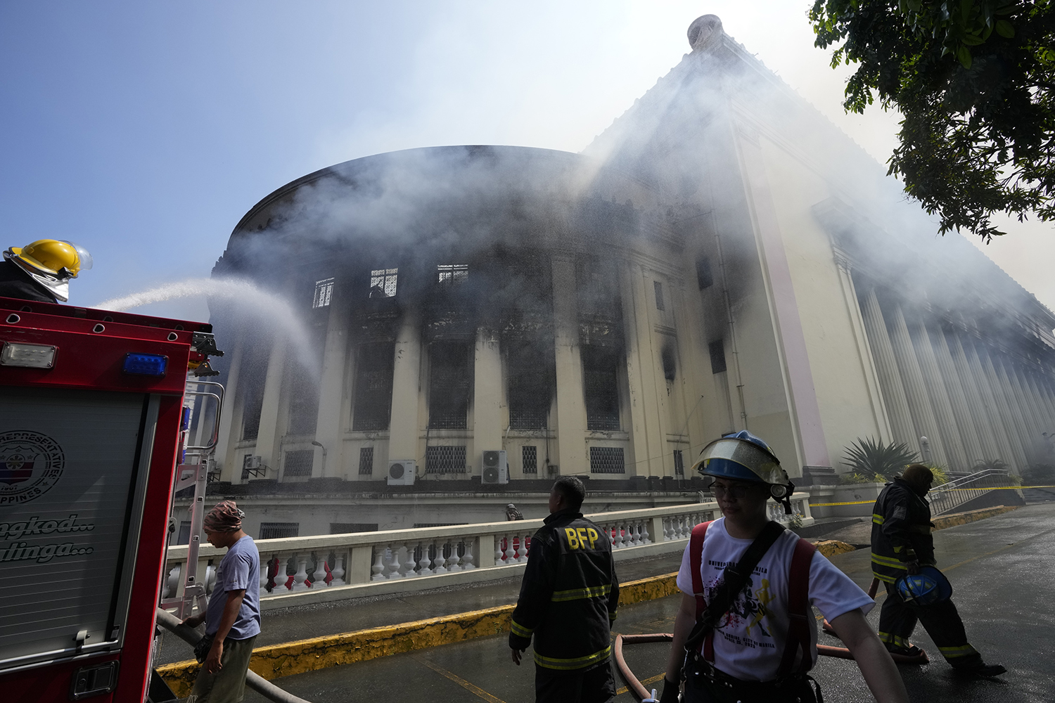 حريق هائل يدمر مبنى البريد التاريخي في مانيلا