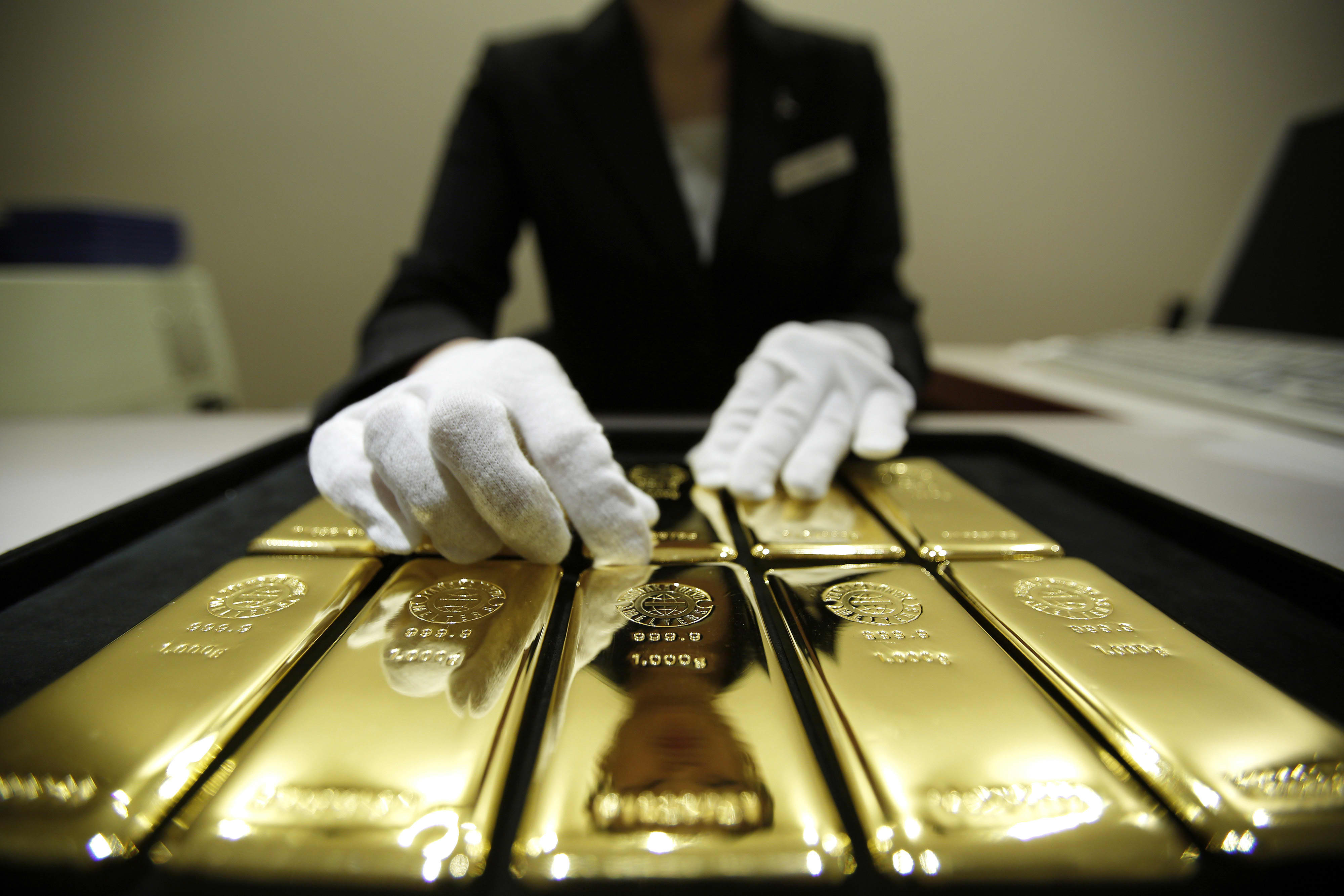 Драгоценные металлы и иностранная валюта. Слиток золота. Слиток золотой. Драгоценные металлы. Золото в банке.