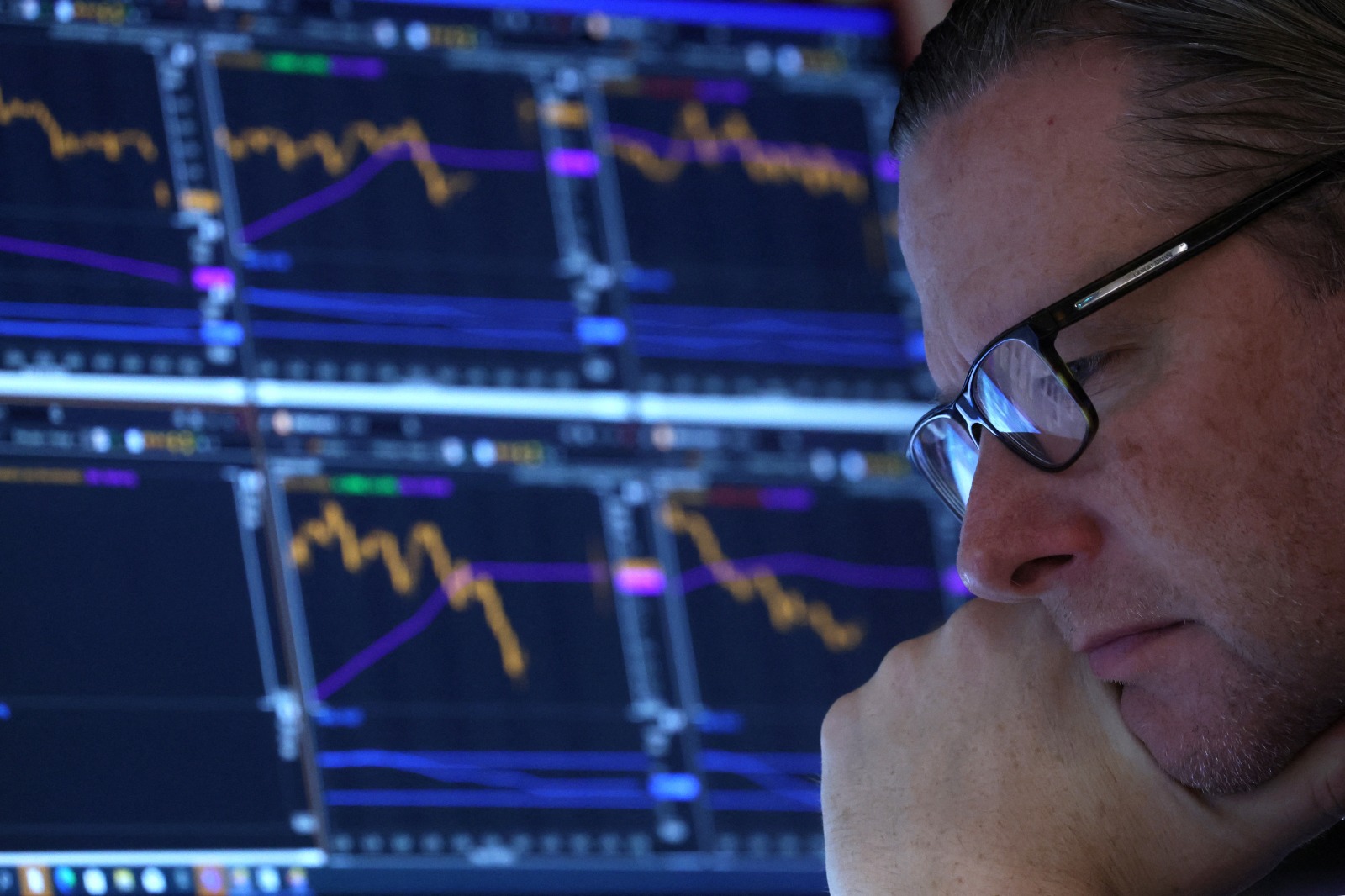 "وول ستريت" تغلق منخفضة مع استمرار محادثات سقف الدين