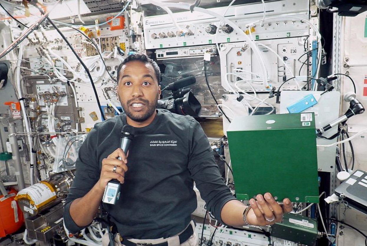 رائدا الفضاء السعوديان ريانة برناوي وعلي القرني يشرعان في مهمتهما العلمية بمحطة الفضاء الدولية