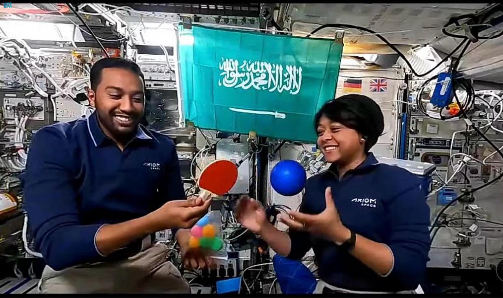 رائدا الفضاء السعوديان يجريان تجربة "الطائرة الورقية الفضائية" مع طلاب المدارس