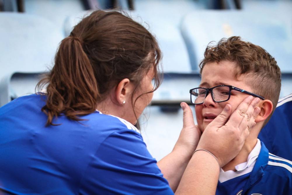 أم تواسي طفلها بعد هبوط فريق ليستر سيتي الإنجليزي رغم فوزه على وست هام 2/ 1 أمس، كما وصل مشوار ليدز يونايتد إلى نهايته بعد ثلاثة أعوام أمضاها بين الكبار في «البريميرليج » إثر سقوطه الكبير أمام توتنهام 1 / 4. "الفرنسية"