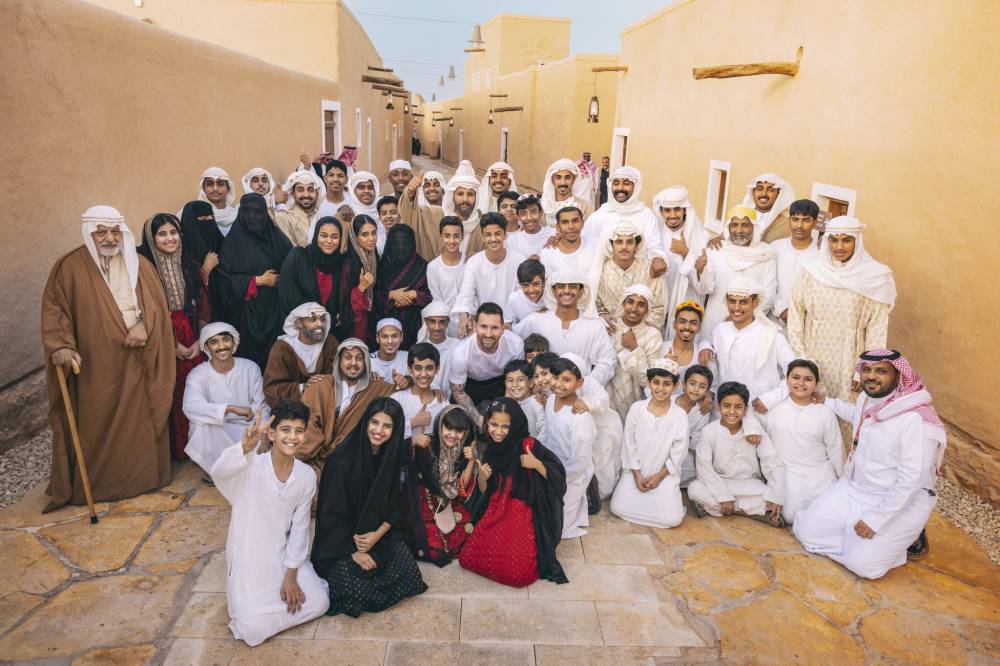 ميسي مع الشعب السعودي في حي الطريف. وزارة السياحة