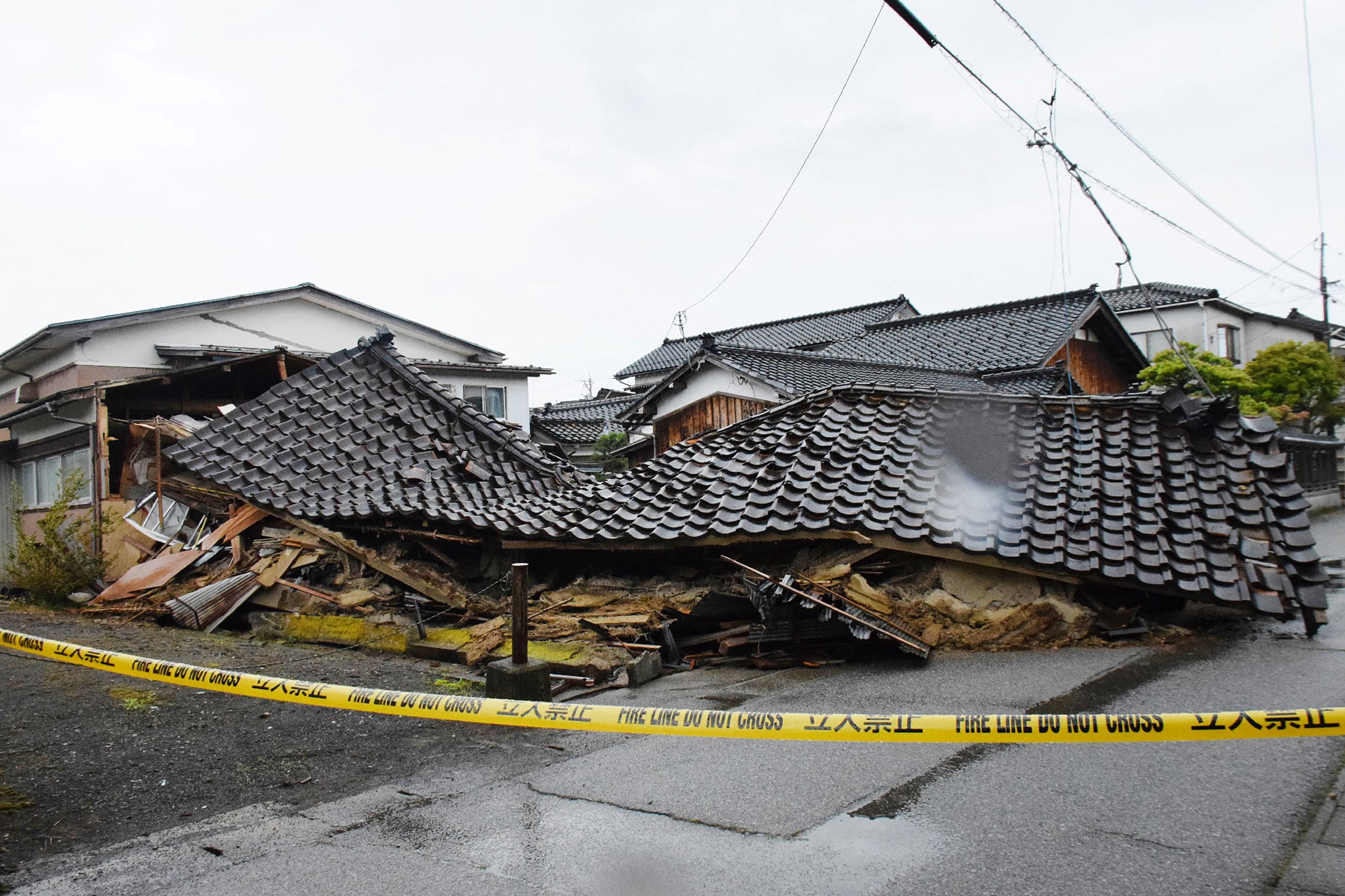 Япония землетрясение сегодня последние. Землетрясение в Японии. Землетрясение фото. Землетрясение в Японии 2023. Японские дома от землетрясения.