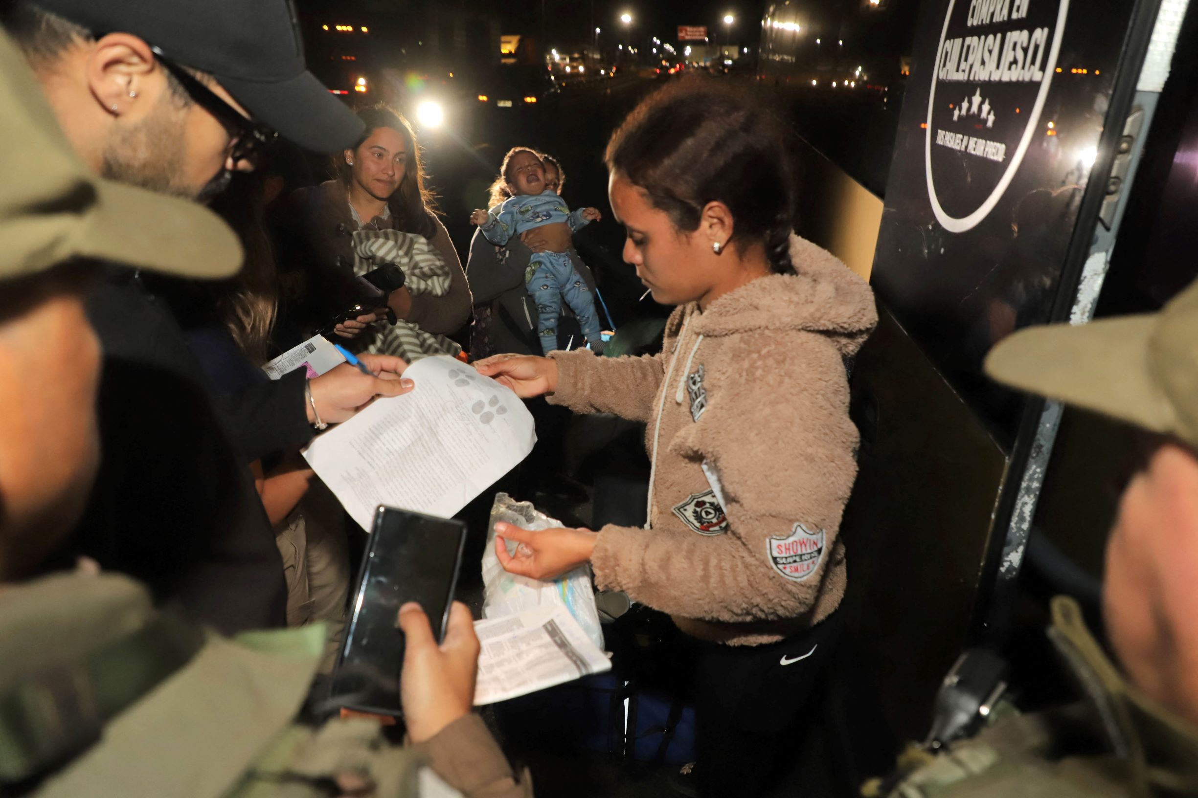 في رحلة العودة إلى الوطن .. فنزويليون عند الحدود بين تشيلي وبيرو