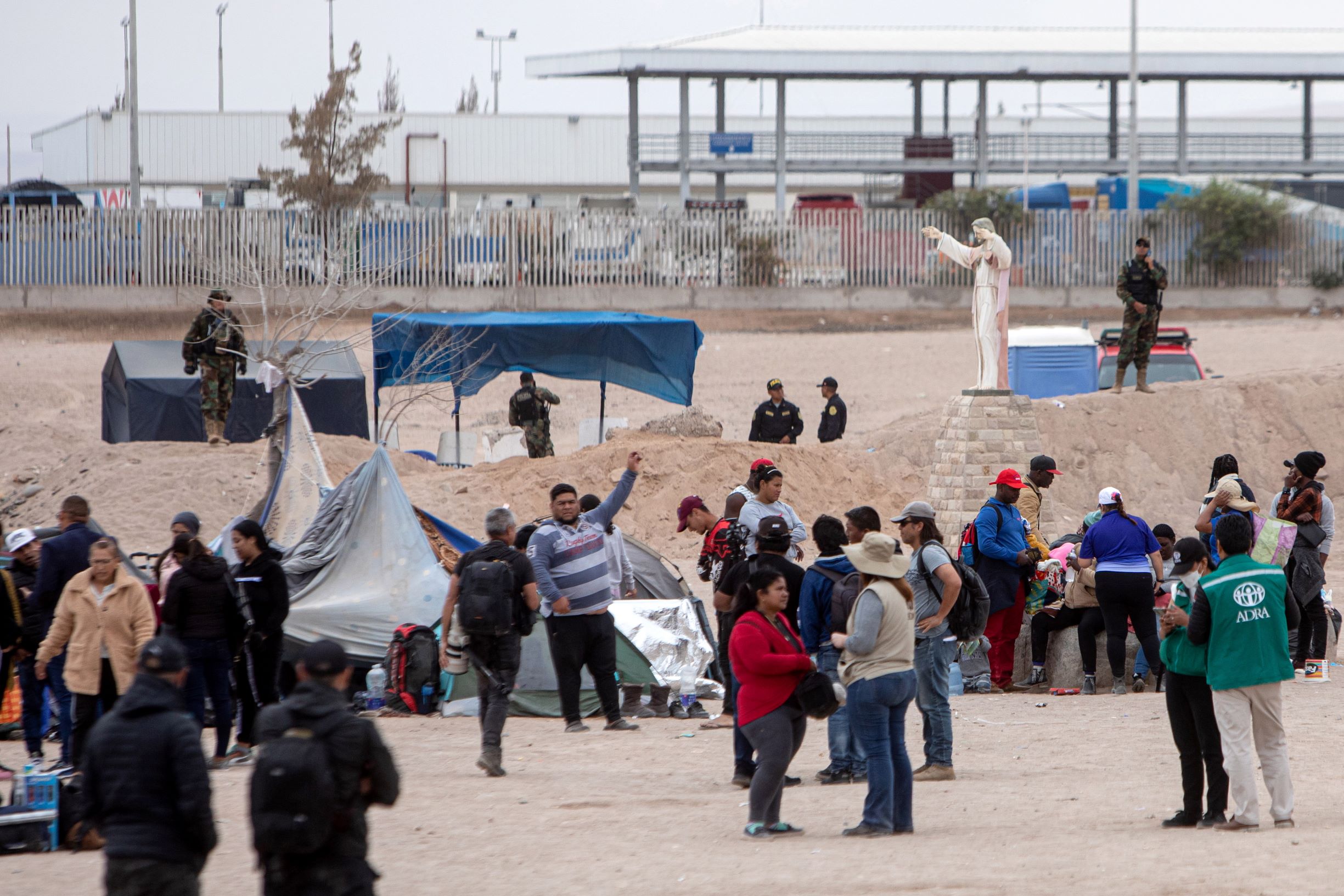 في رحلة العودة إلى الوطن .. فنزويليون عند الحدود بين تشيلي وبيرو
