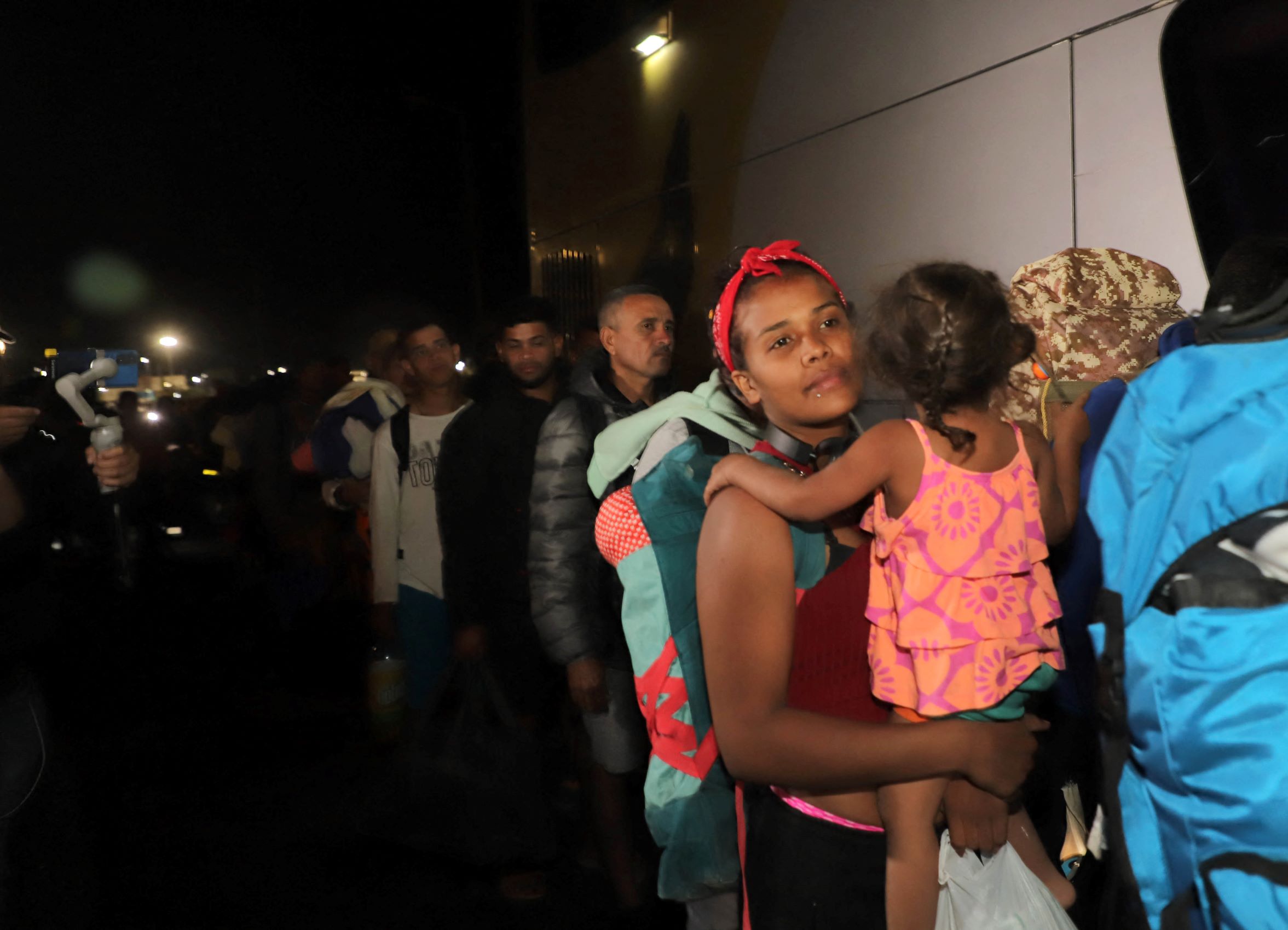 في رحلة العودة إلى الوطن .. فنزويليون عند الحدود بين تشيلي وبيرو