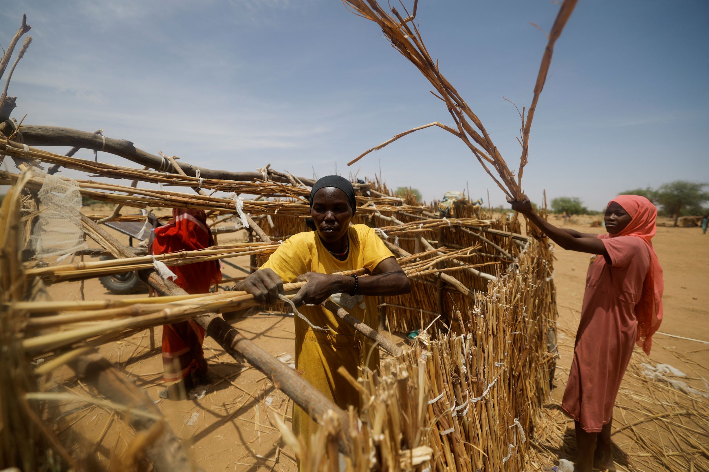 سودانيون يبحثون عن ملاجئ مؤقتة على حدود تشاد | صحيفة الاقتصادية