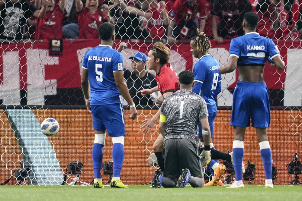 لاعبو الهلال لحظة ولوج الهدف في المرمى. أ.ب