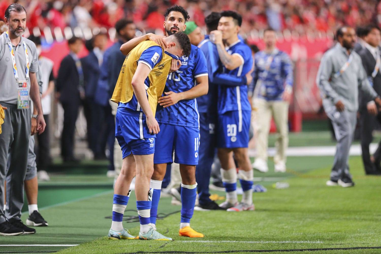 الحمدان يبكي بعد الخسارة. عبدالرحمن الظاهري ـ "الاقتصادية"