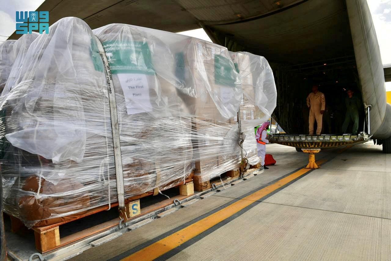 أولى طلائع الجسر الإغاثي السعودي تحط رحالها في السودان