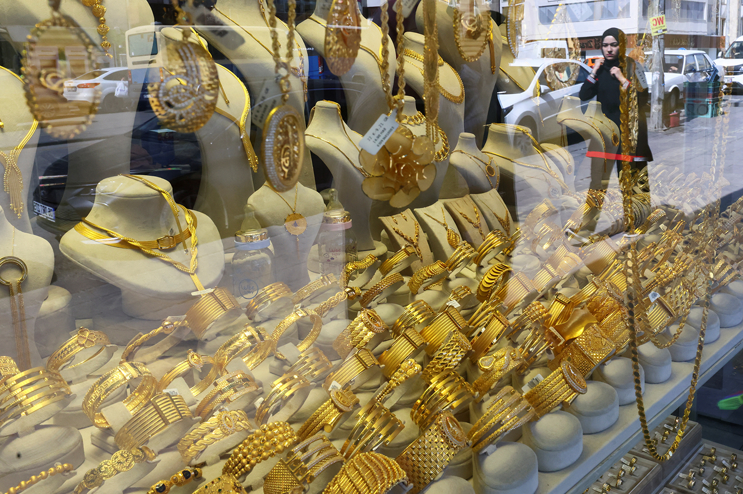 أسعار الذهب حبيسة نطاق ضيق وسط ترقب المتعاملين لمسار الفائدة